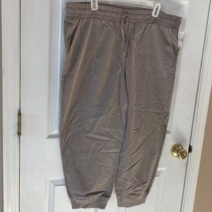 NWT Maurice’s weekender crop pant khaki/brown size Large
